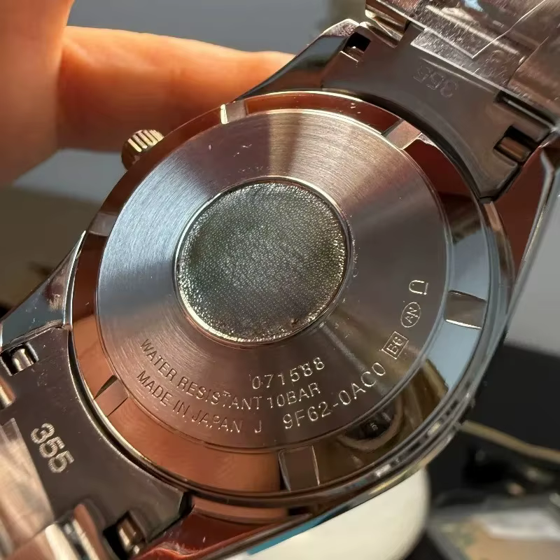 La montre est dotée du modèle SBGX263 Champagne