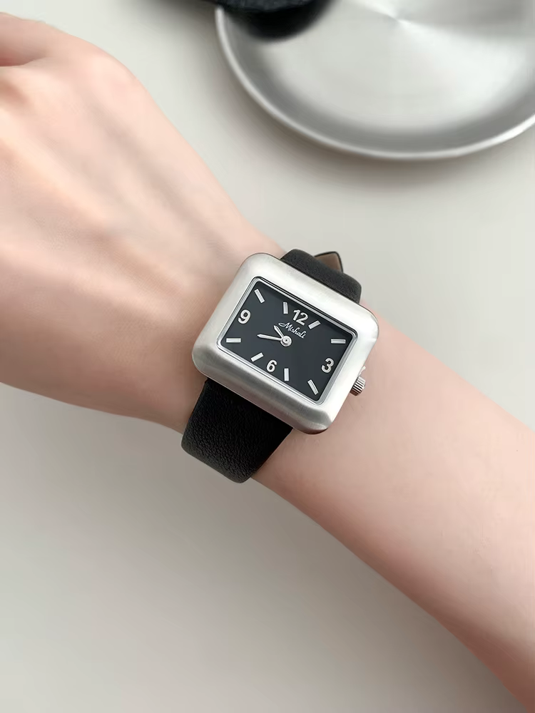 2025 nouvelle montre de mode numérique pour femme Simple carré petit cadran ceinture en cuir femmes
