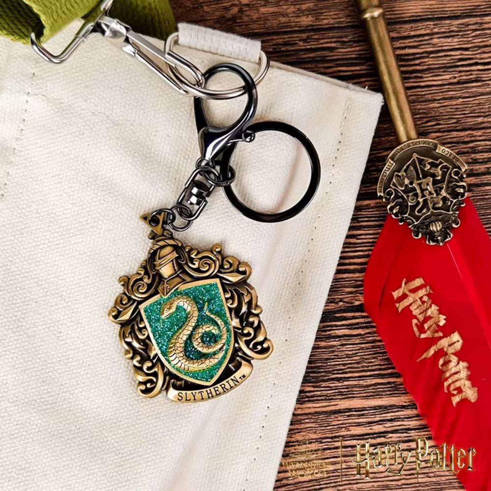 Porte-clés avec Badge en métal gaufré, véritable Harry Potter, accessoires de Cosplay, Film, télévision, sac à dos périphérique, ornements suspendus, cadeaux