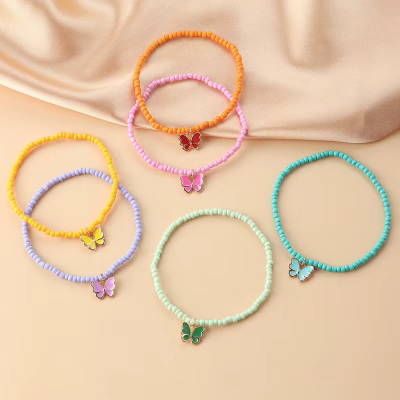 Ensemble de 6 bracelets papillons empilables – Perles colorées et breloques métalliques pour un style quotidien sans effort.