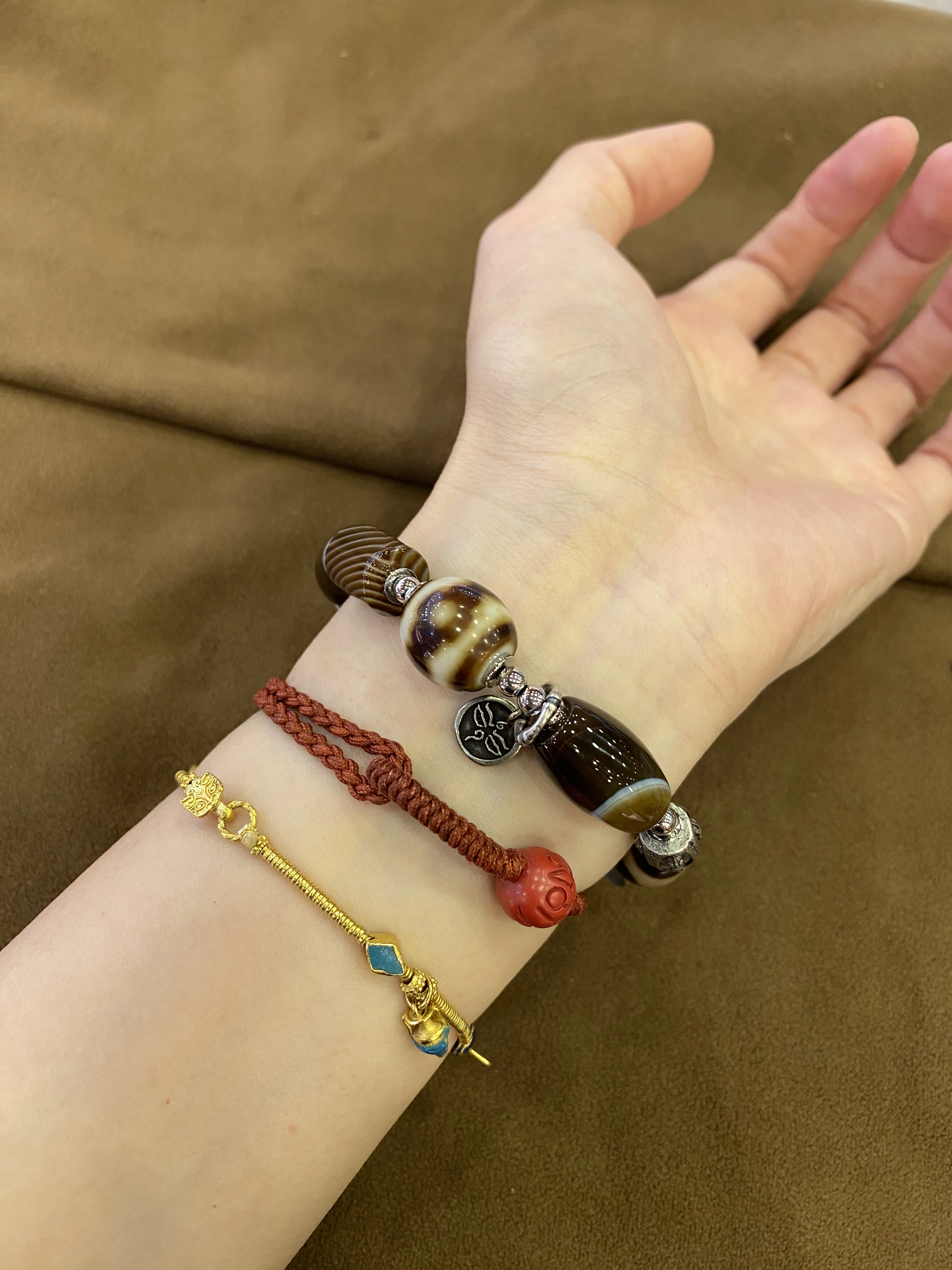 Bracelet en agate avec perles Dzi tibétaines et pompon