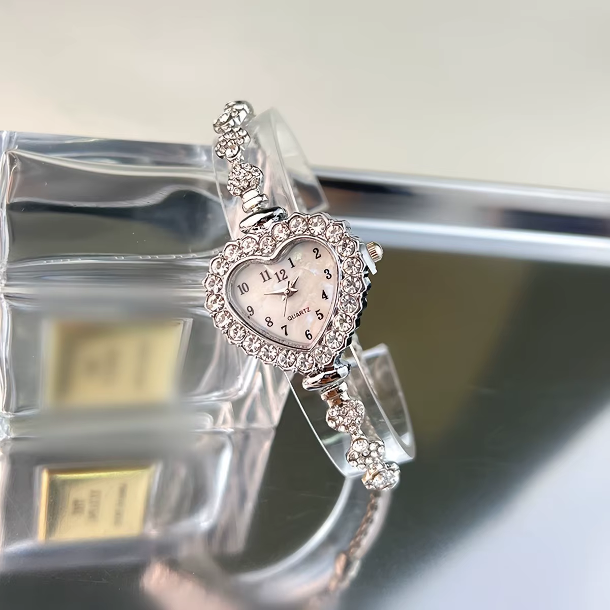 Montre femme coeur strass avec cadran étincelant et bracelet en alliage doré - Montre-bracelet à quartz compacte pour une élégance quotidienne