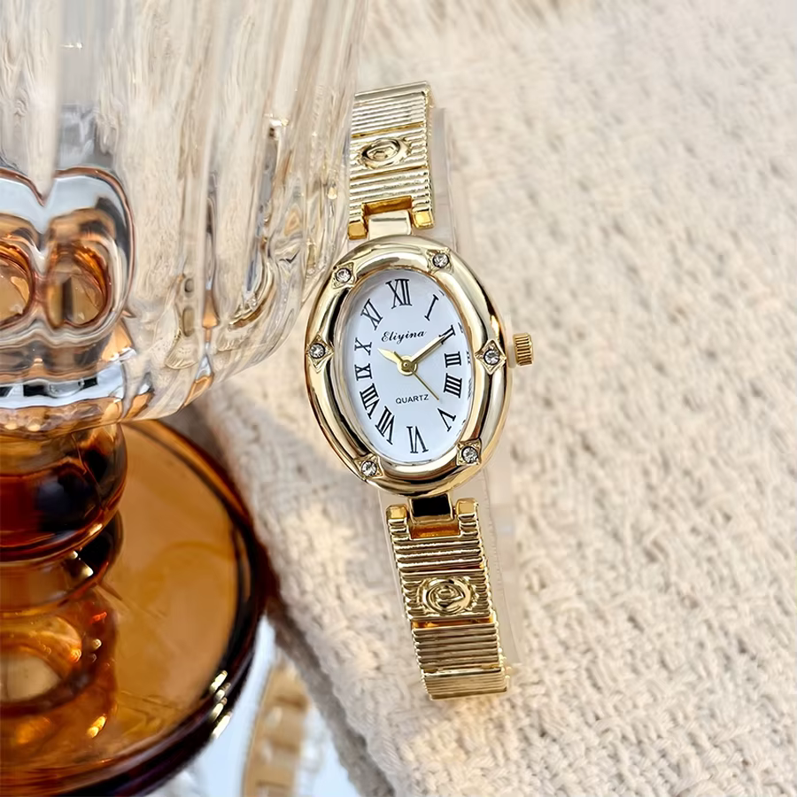 Montre dorée élégante pour femme avec cadran ovale
