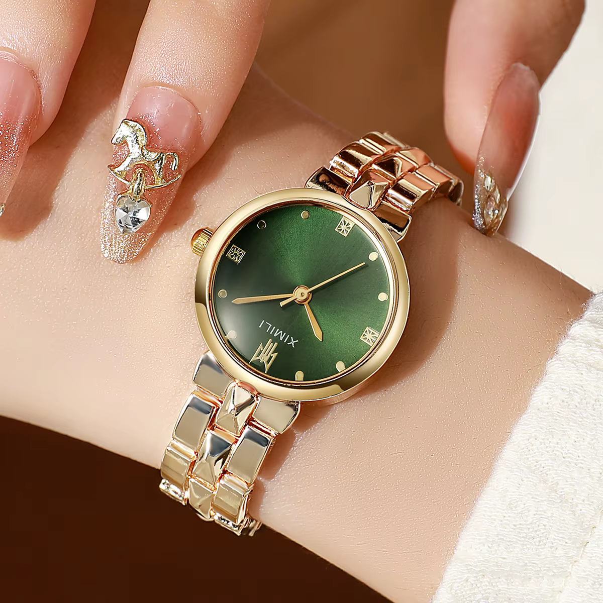 Nouvelle montre-bracelet pour femme, style bracelet carré doré, montre pour femme luxueuse et simple, montre-bracelet haut de gamme pour femme.