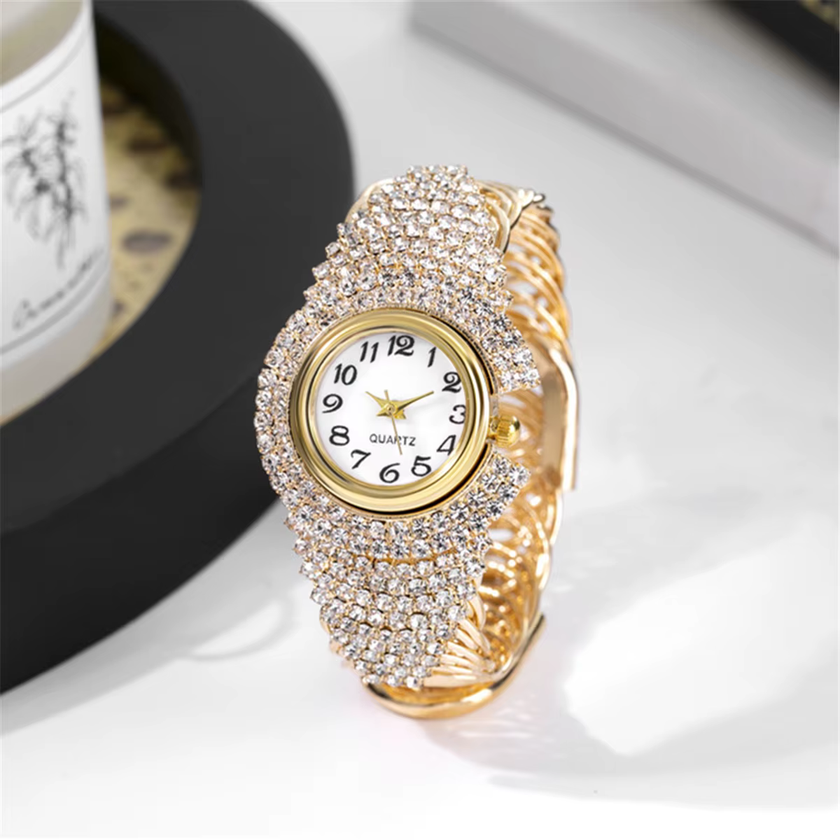 Montre élégante pour femme entièrement ornée de strass