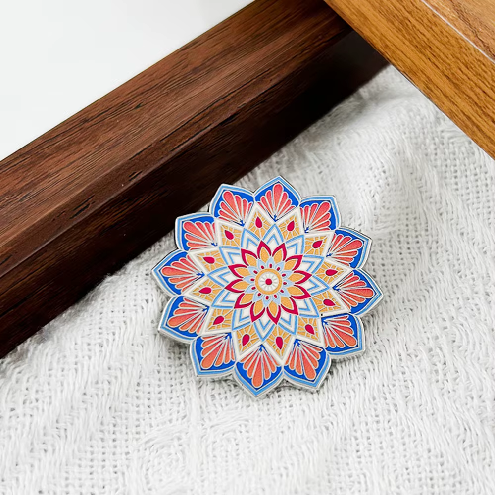 Épinglette Mandala en émail, Art psychédélique de géométrie sacrée, Badge de méditation et de guidance spirituelle, Bijou décoratif