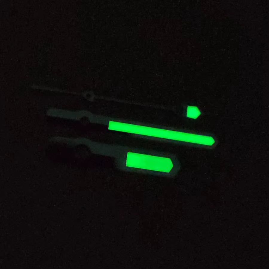 La nouvelle montre de plongée lumineuse verte à aiguilles NH35 avec seconde main colorée convient au mouvement