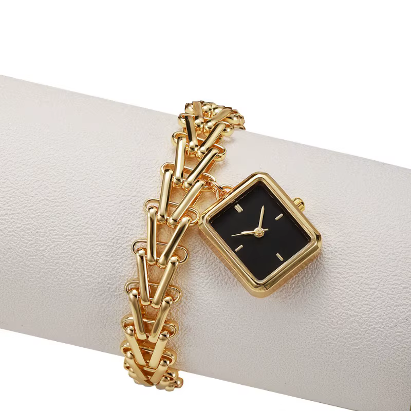 Montre de luxe dorée avec cadran triangulaire motif épi de blé