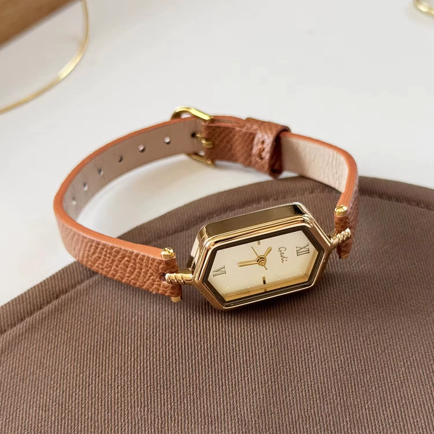 Montre hexagonale vintage pour femme, bracelet en cuir, chiffres romains minimalistes, montre-bracelet à quartz, petite montre, décontractée, pour tous les jours, montres habillées