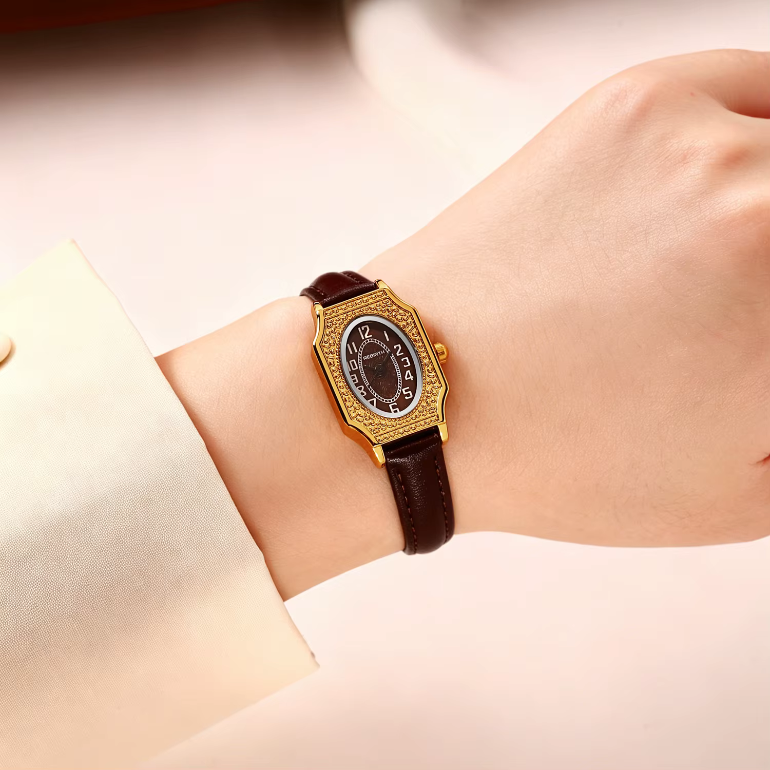 Montre à quartz simple et rétro pour femme avec un cadran ovale compact et un bracelet en cuir fin pour un usage quotidien