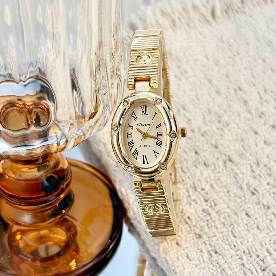 Montre dorée élégante pour femme avec cadran ovale