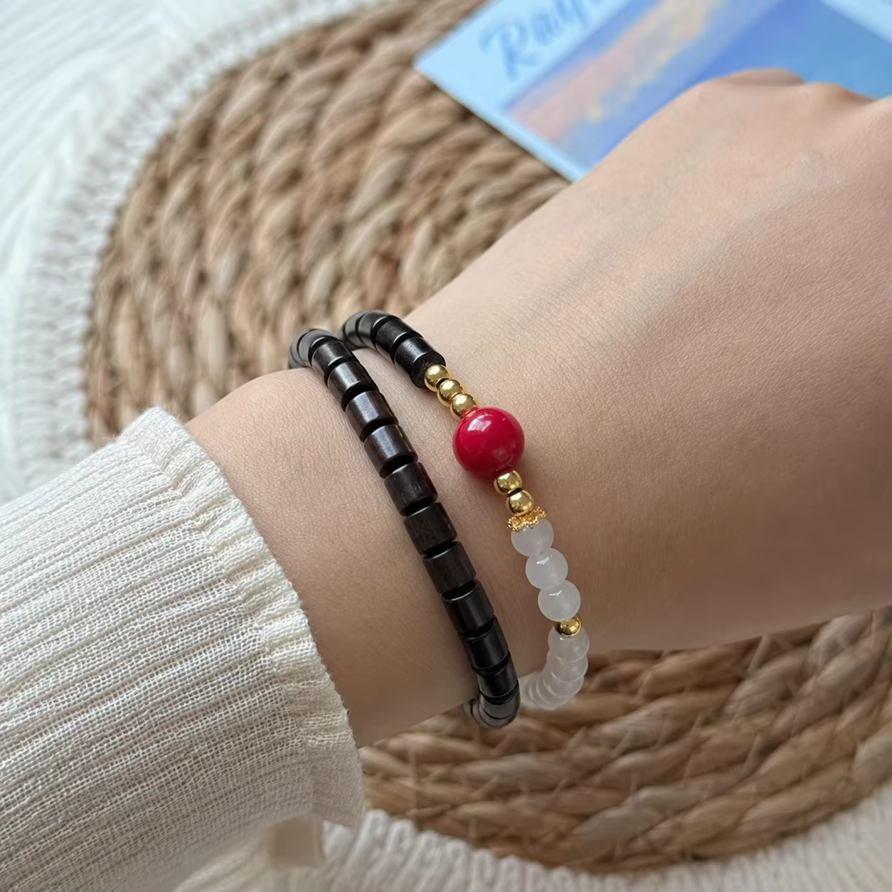 Bracelet double tour en perles de bois pour femmes et hommes, avec perle rouge et breloque dorée, bijou de poignet superposé, style fait main, cadeau