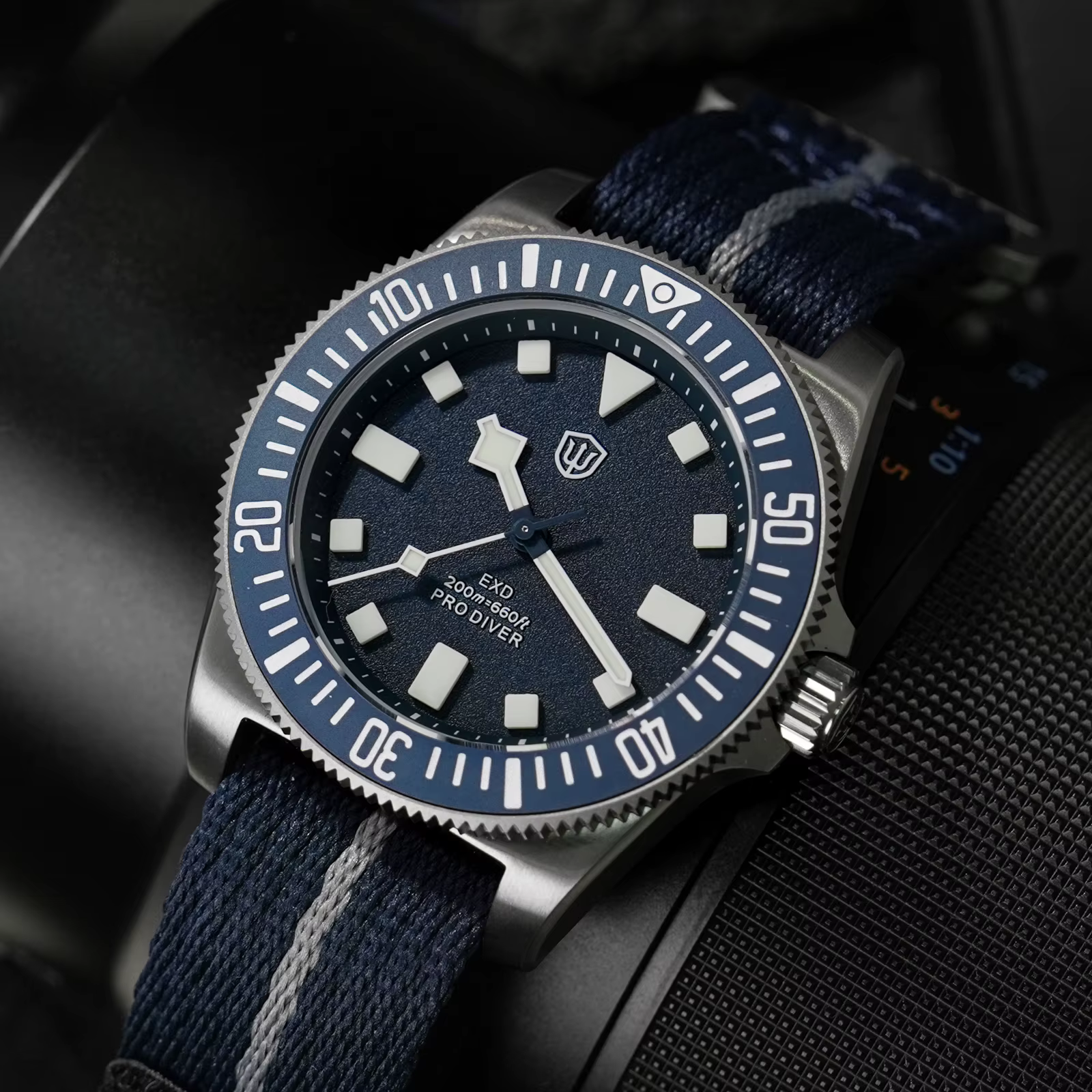 Watchdives EXD 40 Montre à quartz en titane VH31 avec verre saphir et lunette en céramique BGW9 Lume 200M