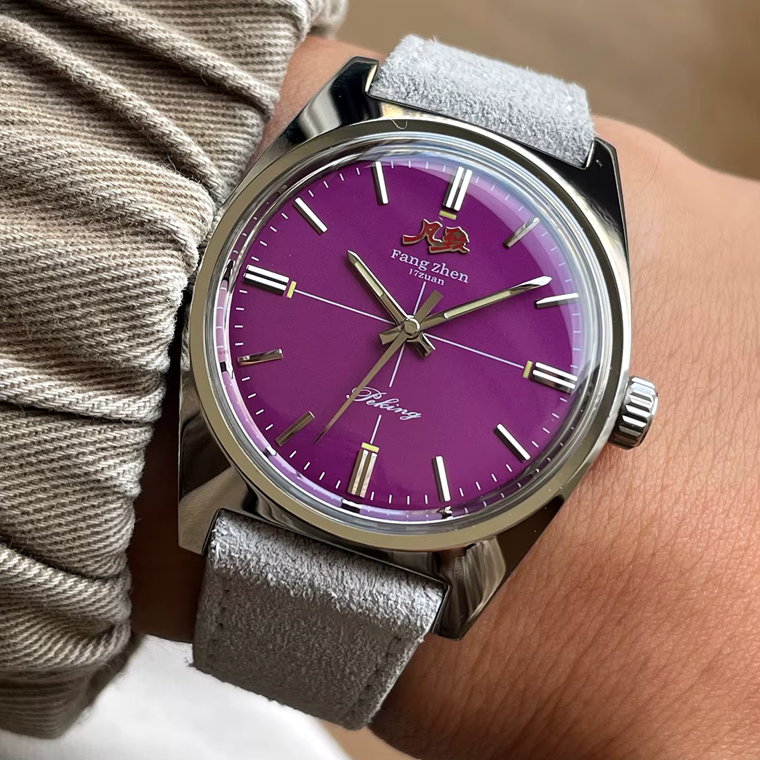 Montre Merkur avec cadran rouge vin