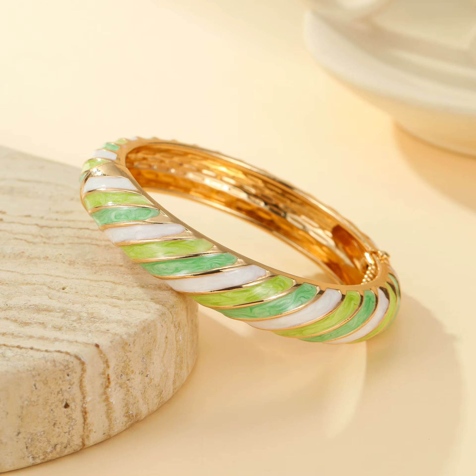 Bracelet ouvert épaissi avec rayures colorées effet goutte d'huile pour femme