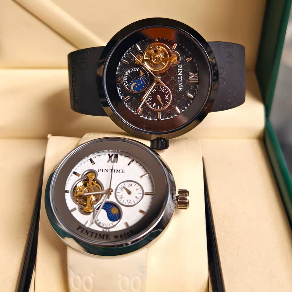 Montre mécanique classique noire avec affichage des étoiles et de la lune