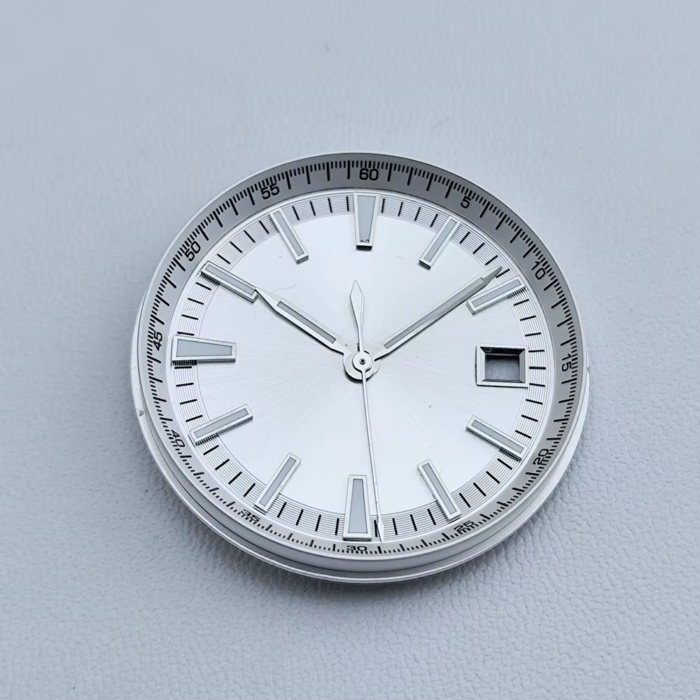 Cadran de 33 mm associé au mouvement 8215