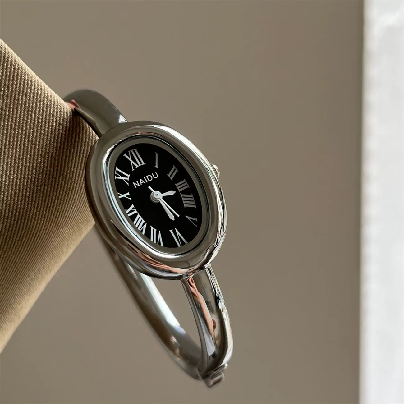 2025 nouvelles belles dames ovales montres pour femmes fille Simple argent or mignon Quartz élégant minimaliste