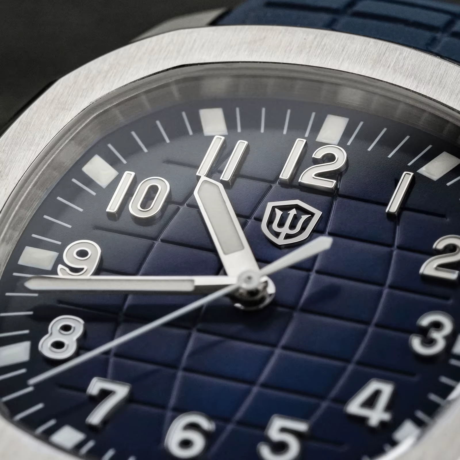 Watchdives WD008 Montre carrée 38 mm Vh31 à mouvement à quartz continu