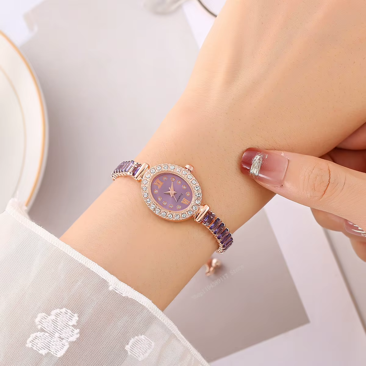 Montre de luxe en or rose avec strass pour femmes