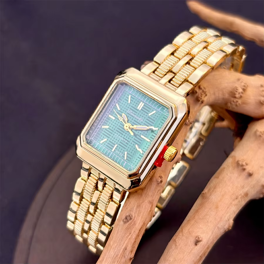 Montre élégante pour femme à cadran rectangulaire