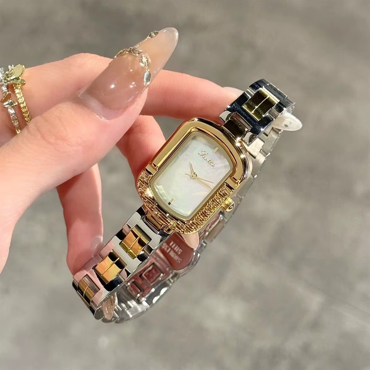 Montre carrée haut de gamme pour femmes, nouveau luxe, cadre asymétrique inhabituel, montre à Quartz en acier inoxydable doré, cadeau pour femmes, 2026