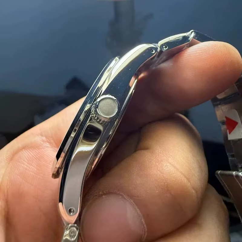 La montre est dotée du modèle SBGX263 Champagne