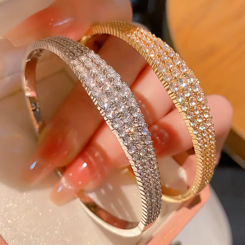 Bracelet de luxe élégant et charmant en laiton plaqué or 18 carats avec zircon cubique