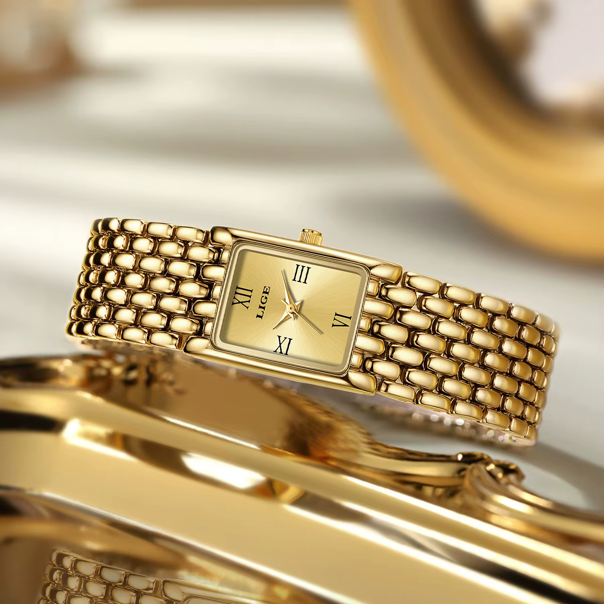 Petite montre carrée en or pour femme