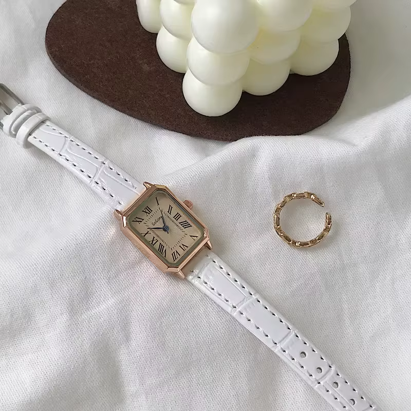 Petite montre élégante pour les jeunes filles du collège