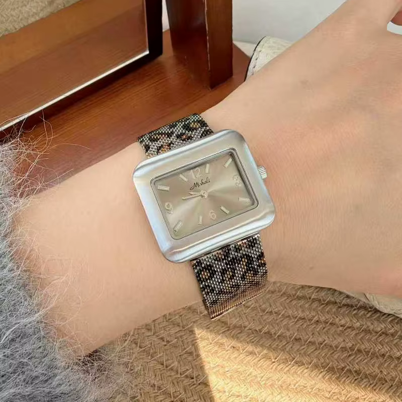Nouvelle montre pour femme avec bracelet imprimé léopard et grand cadran