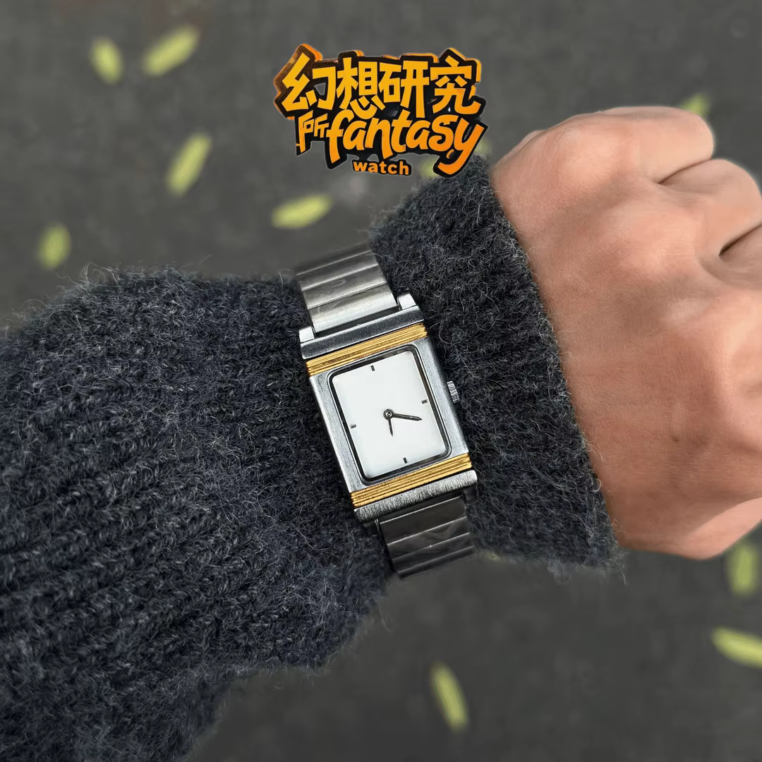 Cette montre à quartz Y2K est parfaite pour les couples. Il présente un boîtier rotatif double face et est résistant à l'eau jusqu'à 30 mètres.