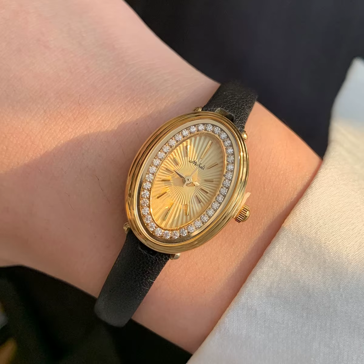 Montre elliptique incrustée de diamants