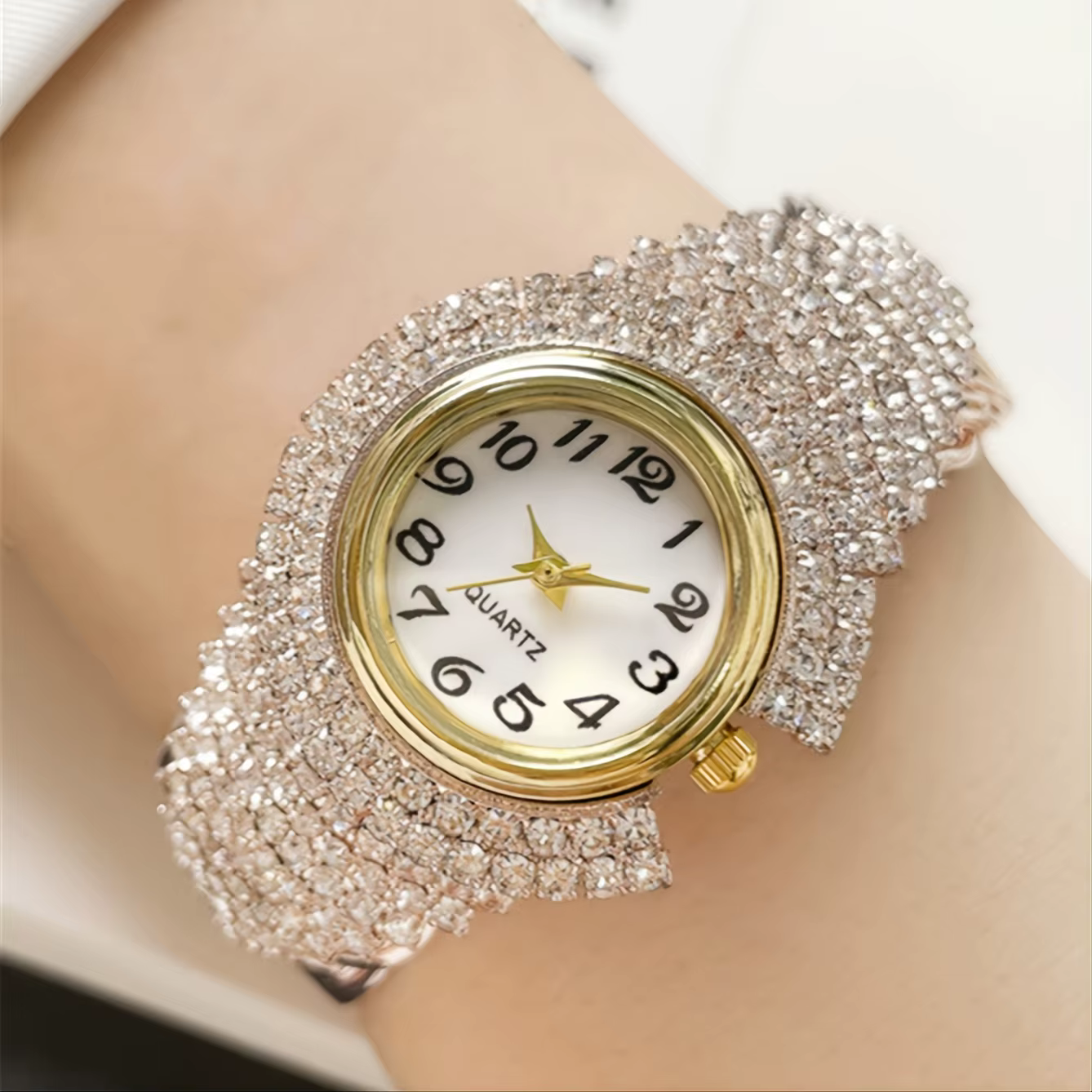 Montre élégante pour femme entièrement ornée de strass