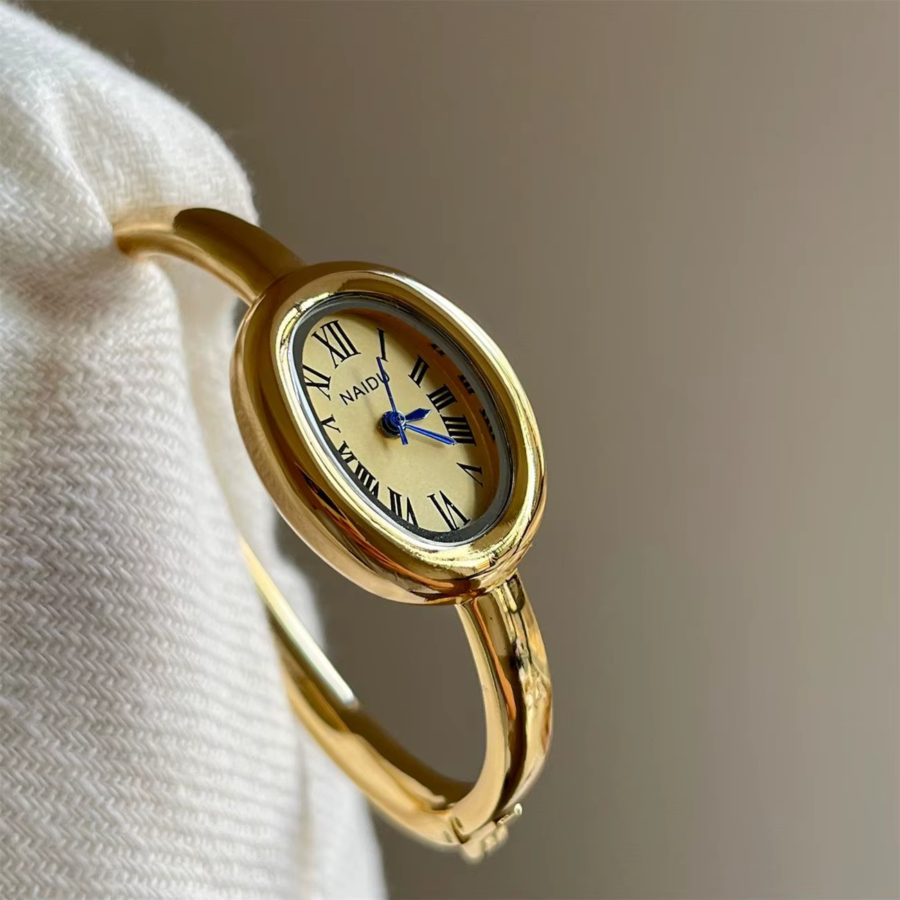 2025 nouvelles belles dames ovales montres pour femmes fille Simple argent or mignon Quartz élégant minimaliste