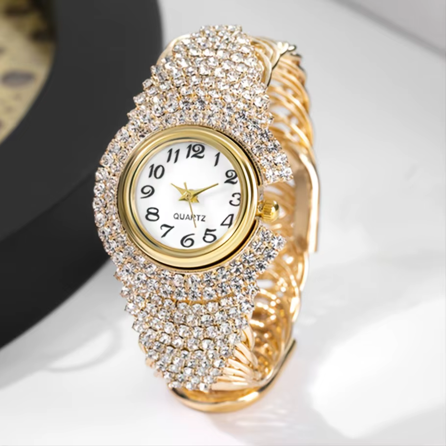 Montre élégante pour femme entièrement ornée de strass