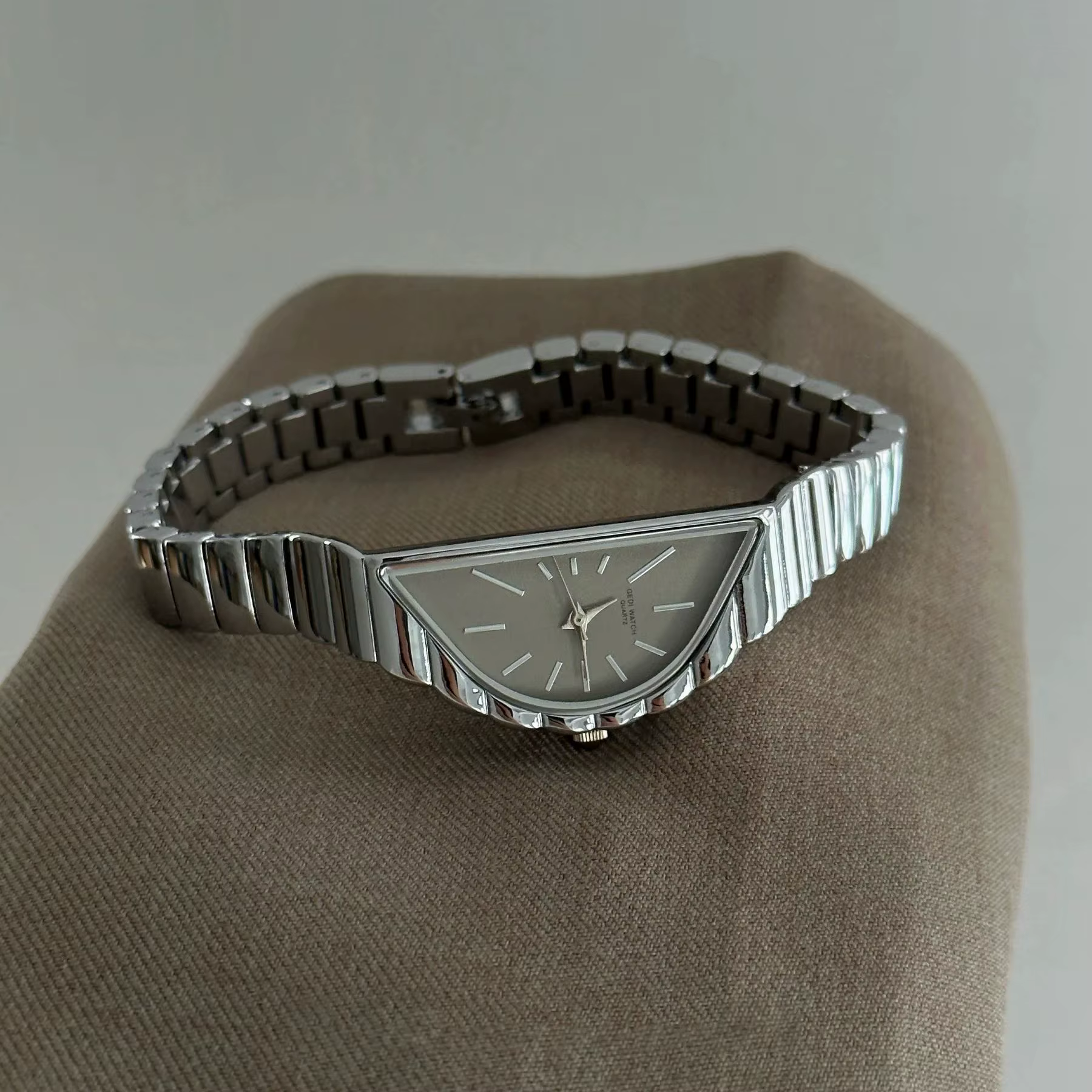 GEDI Vintage Triangle irrégulier femme montres mode luxe étanche Quartz montre-bracelet