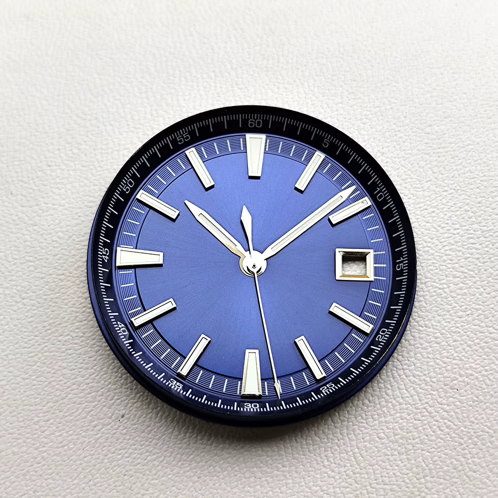 Cadran de 33 mm associé au mouvement 8215