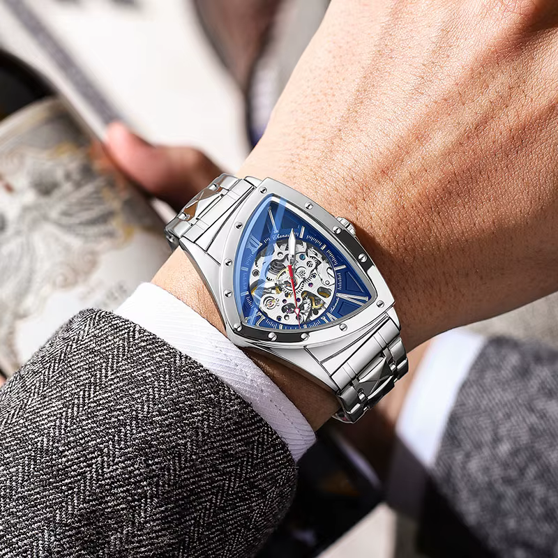 Montre-bracelet mécanique à design triangulaire créatif pour hommes