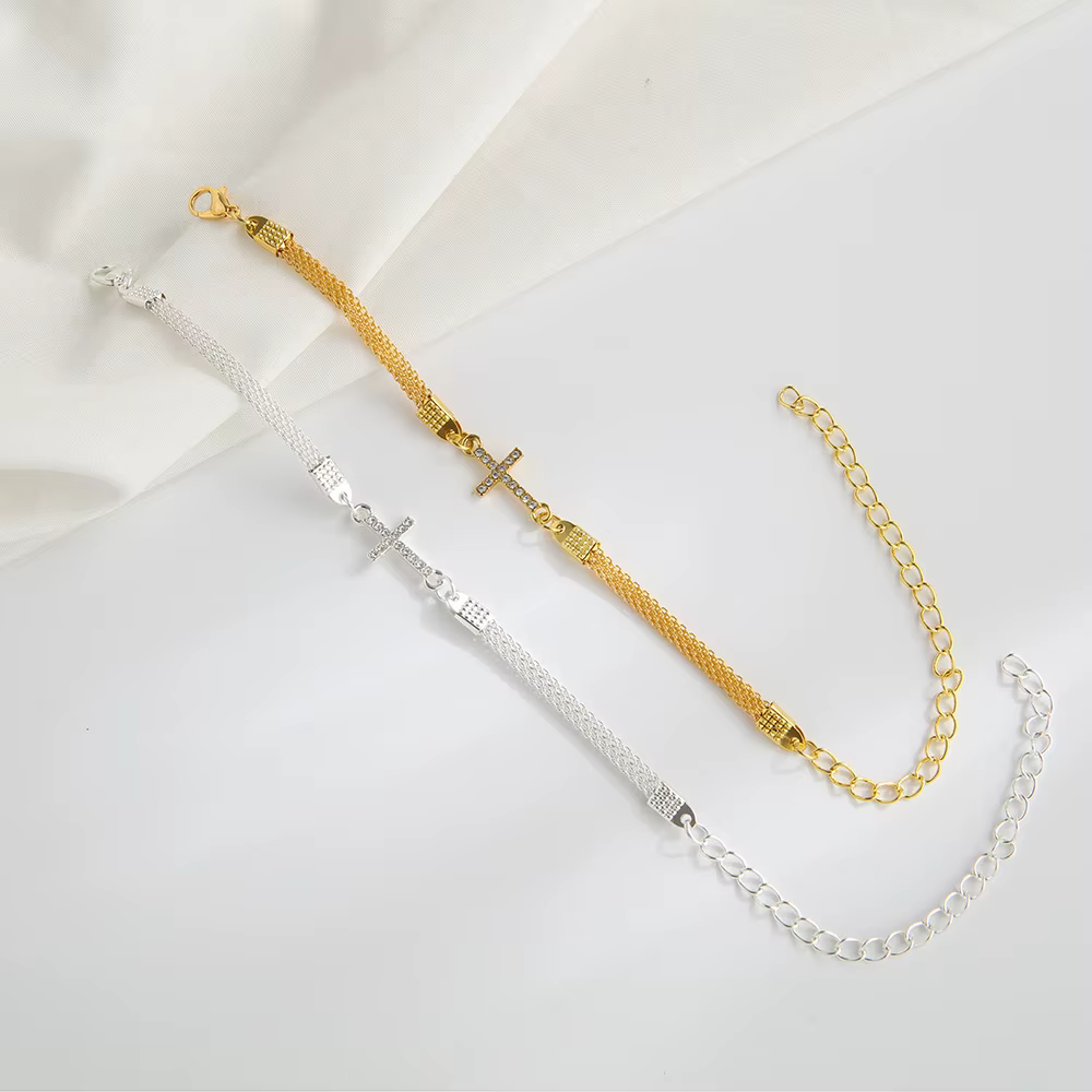 Bracelet en alliage avec strass en forme de croix