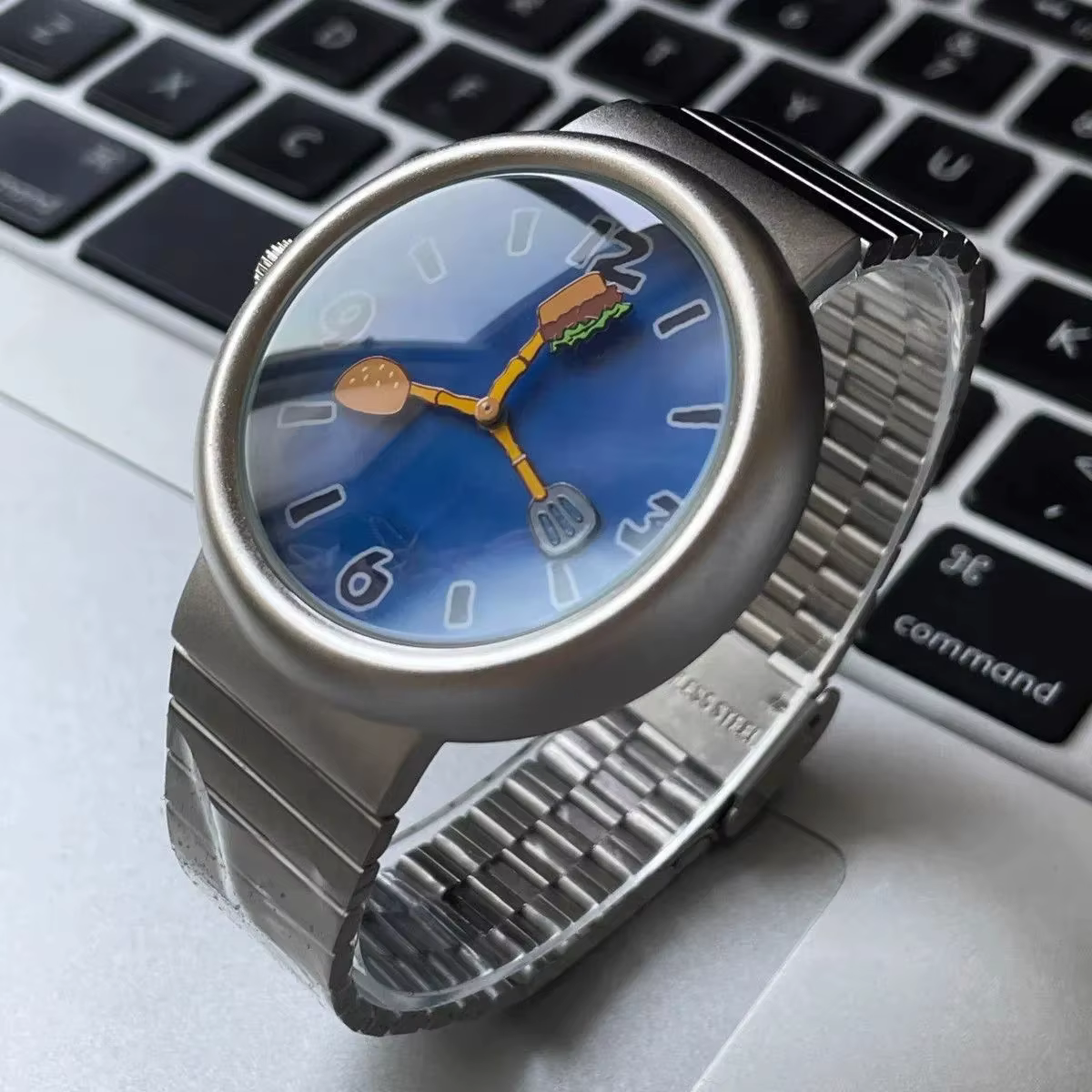 Montre à cadran de dessin animé pour hommes et femmes