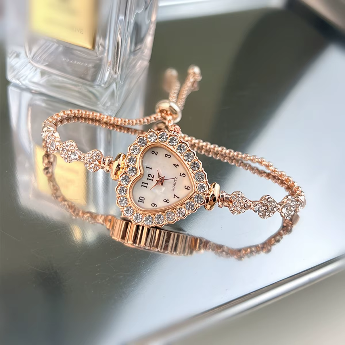 Montre femme coeur strass avec cadran étincelant et bracelet en alliage doré - Montre-bracelet à quartz compacte pour une élégance quotidienne