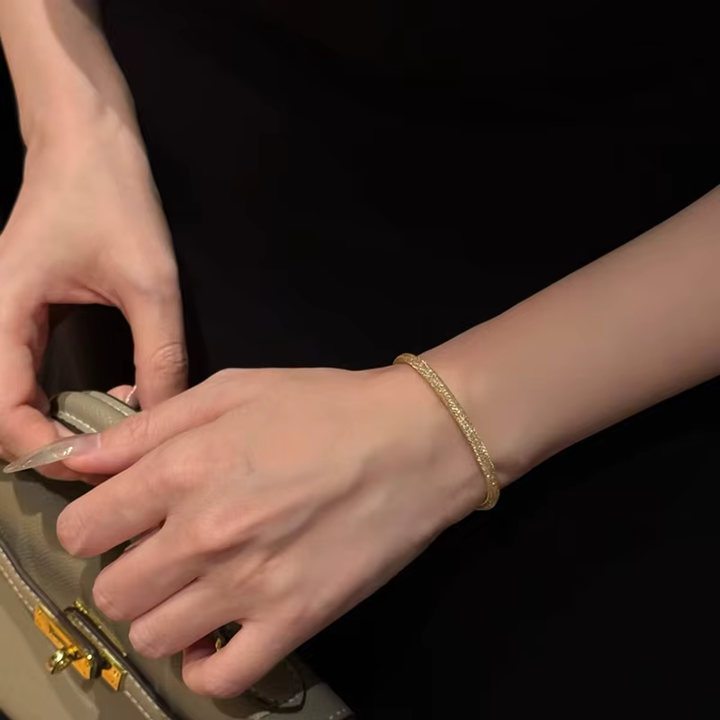 Nouveau Bracelet en Maille Métallique Dorée Incrusté de Zircone pour Femme