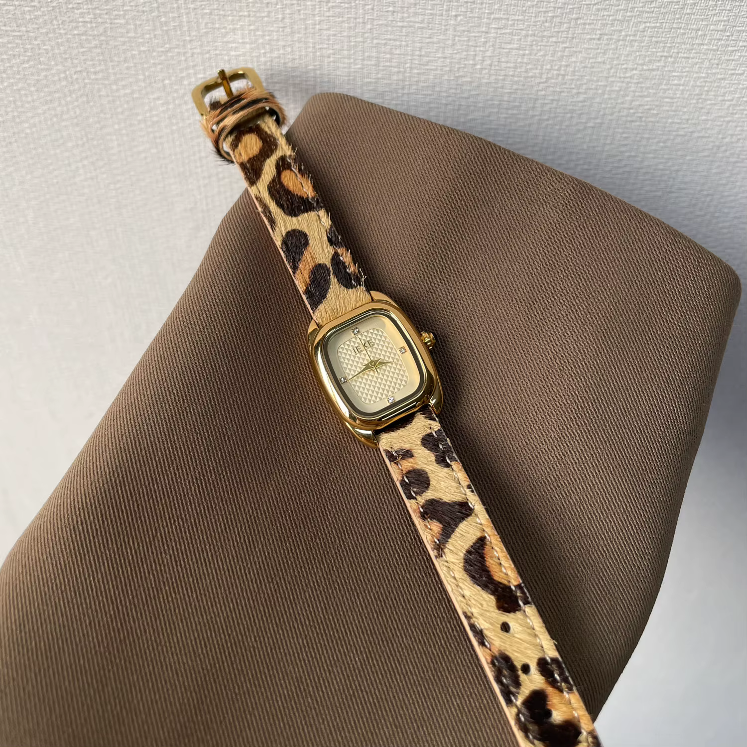 Montre élégante à imprimé léopard de luxe
