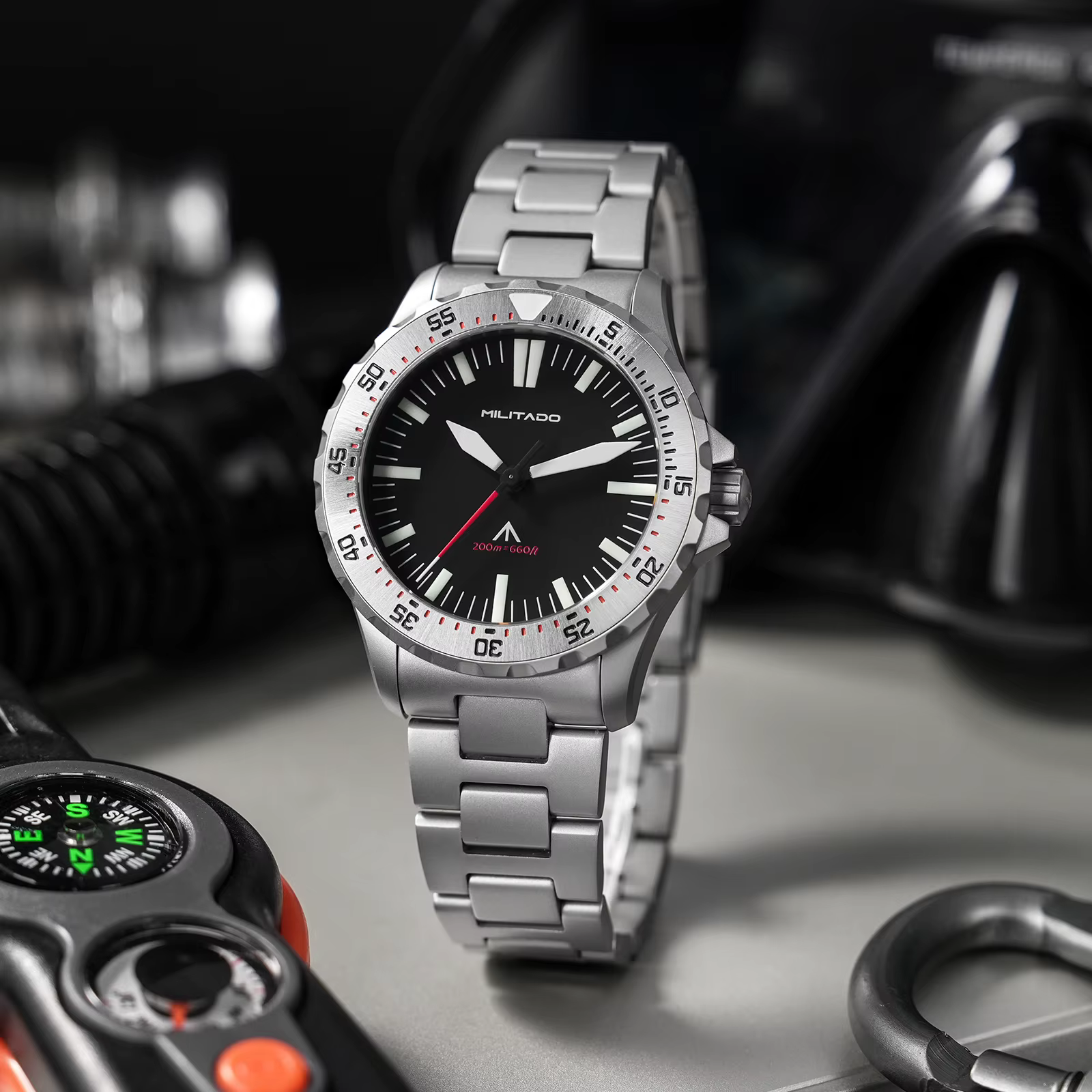 Montre de plongée à quartz Militado ML16 39 mm, verre saphir, résistance à l'eau 200 m, lunette en céramique, luminescence BGW9, couronne à visser