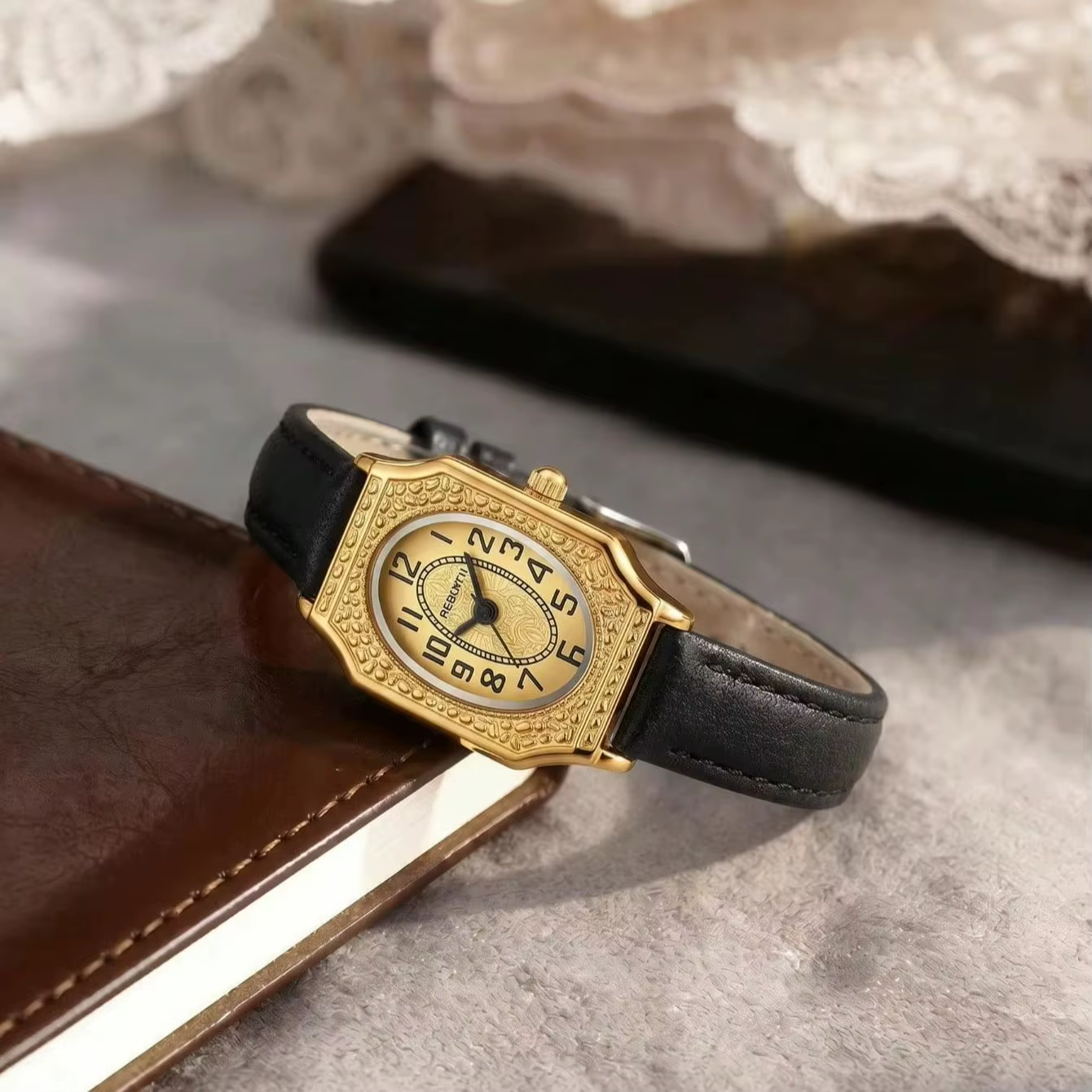 Montre à quartz simple et rétro pour femme avec un cadran ovale compact et un bracelet en cuir fin pour un usage quotidien