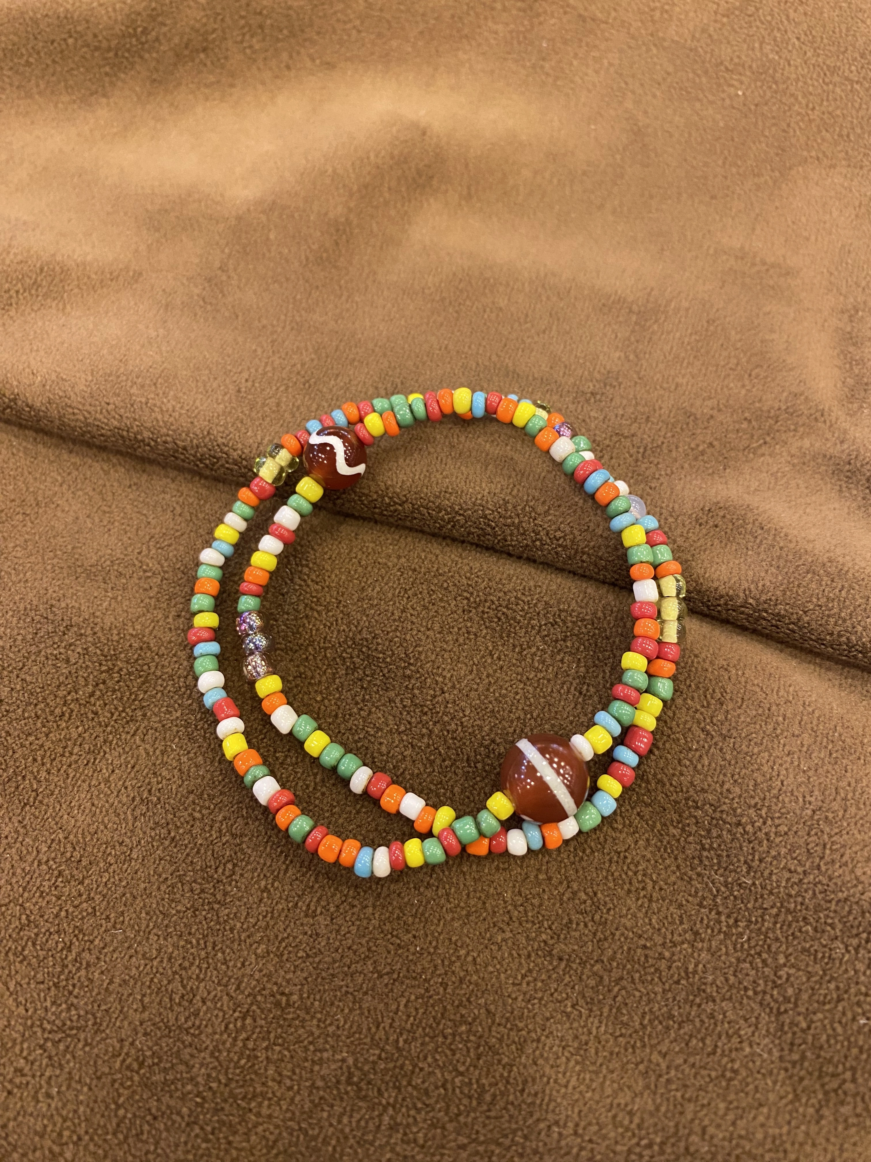 Bracelet empilable à double boucle en perles colorées (15-17 cm)