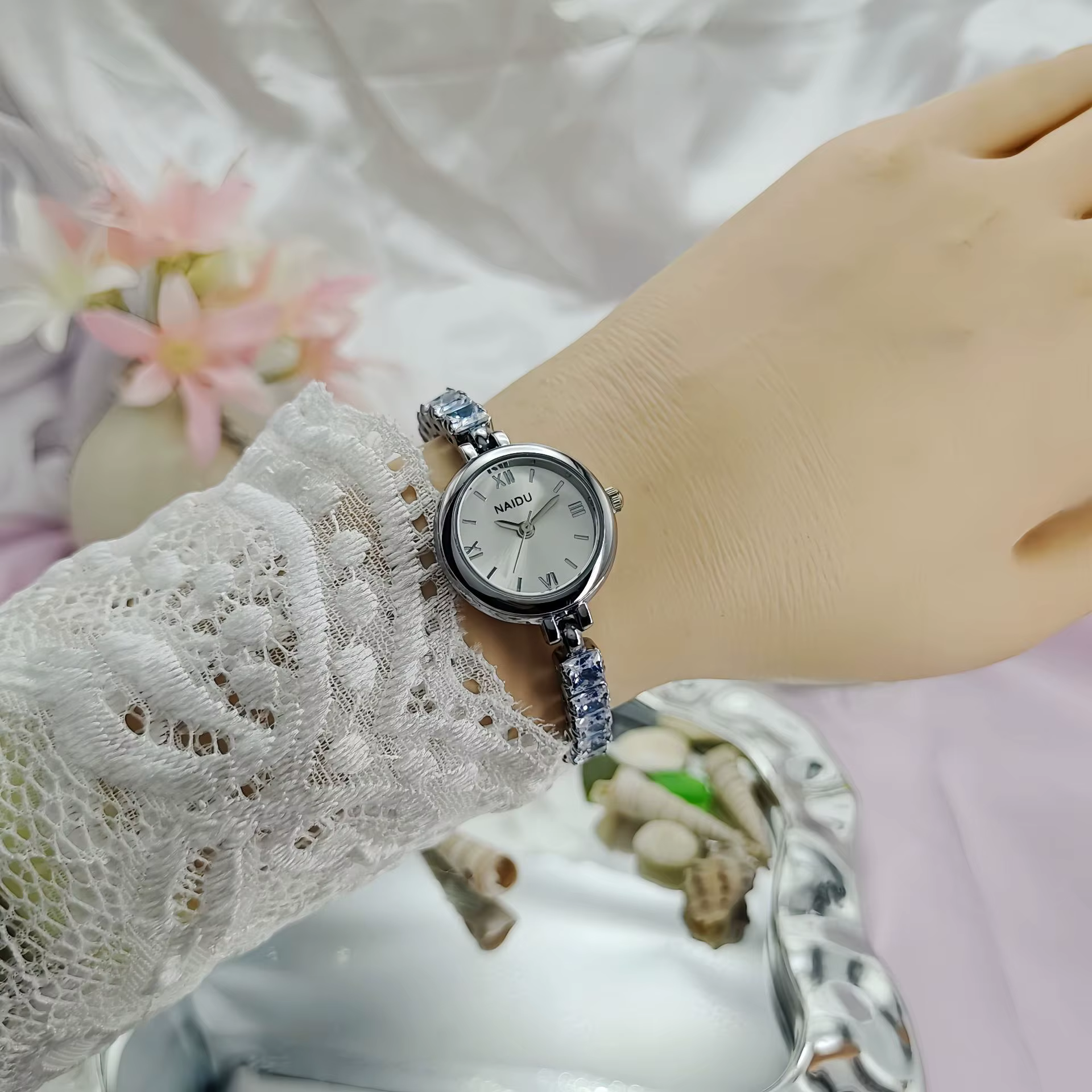 Nouvelle montre-bracelet incrustée de diamants pour femmes