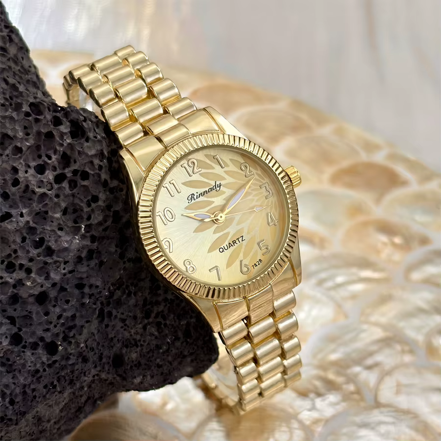 Montre classique élégante pour femme avec cadran à motif plume sur un côté