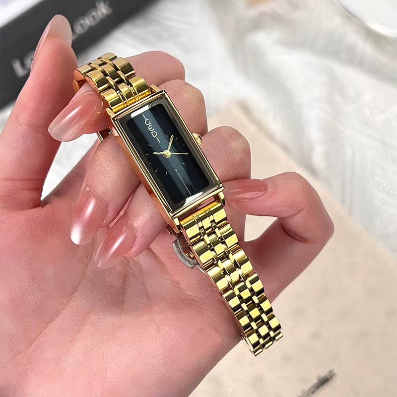 Montres pour femmes tendance de la mode bande rectangulaire en acier inoxydable étanche montre à quartz haut de gamme